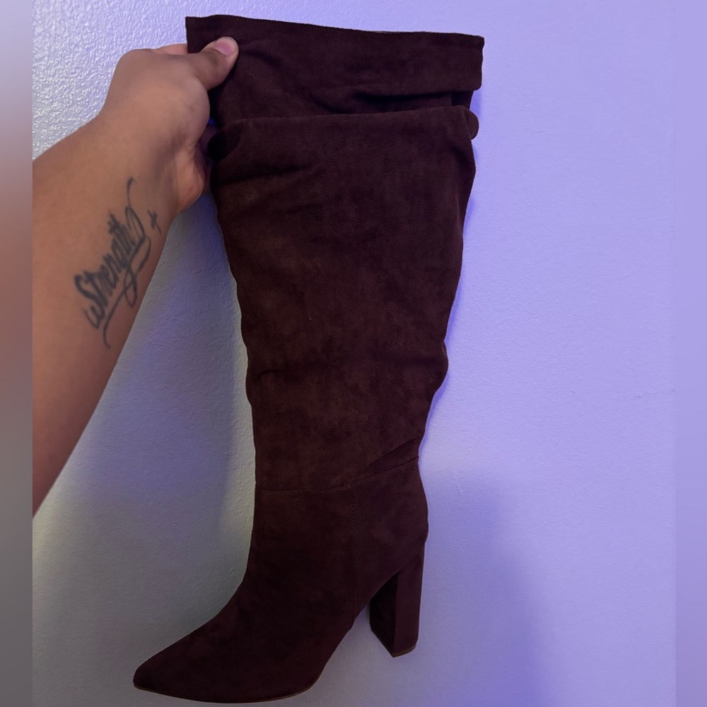Size 8 1/2
Brown suede boots